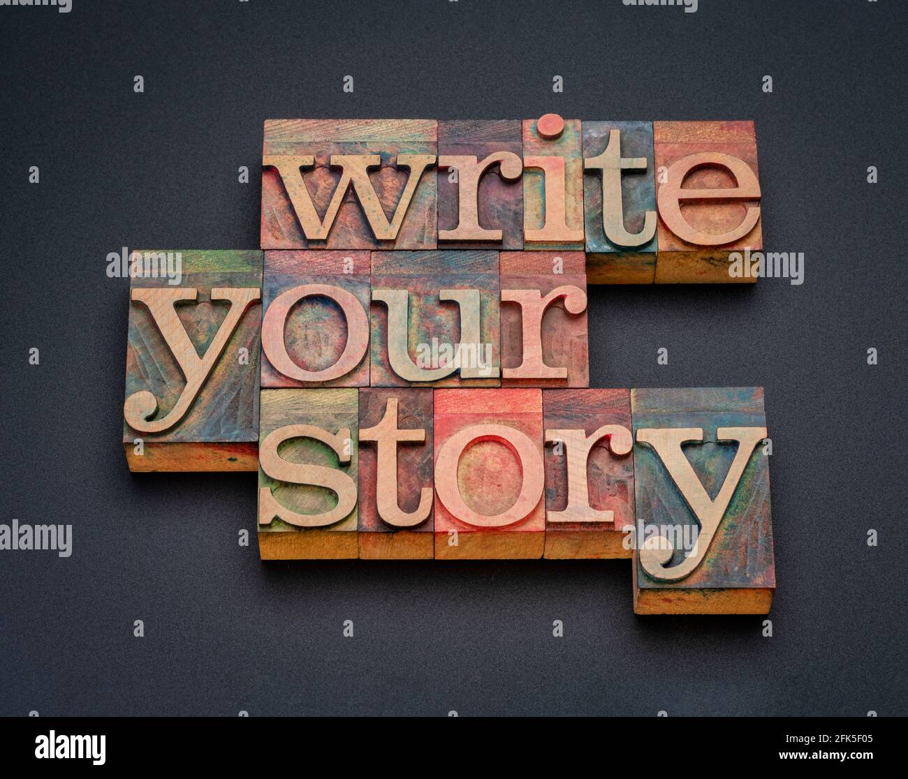 Schreiben Sie Ihre Geschichte - Wortabstrakt in Vintage-Buchdruck Holzart gebeizt mit Farbtinten, Storytelling und Erfahrungsaustausch Konzept Stockfoto