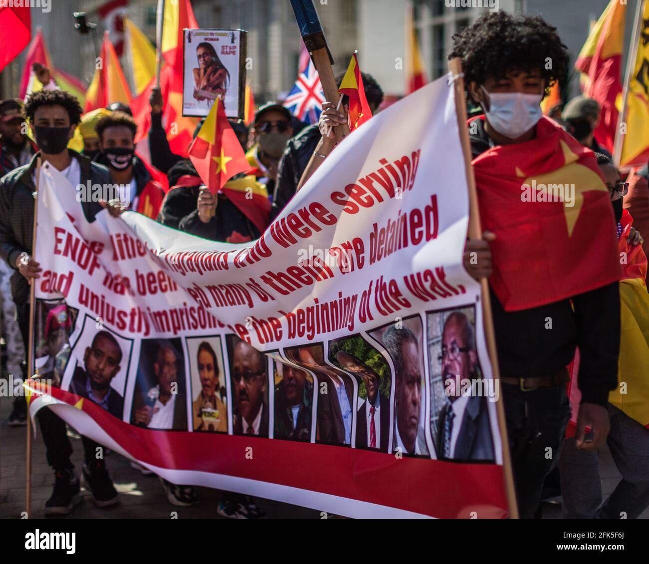 Ethnopische Tigrayaner demonstrieren auf dem Londoner Trafalgar Square, während sie gegen den Krieg in Tigray protestieren. Stockfoto