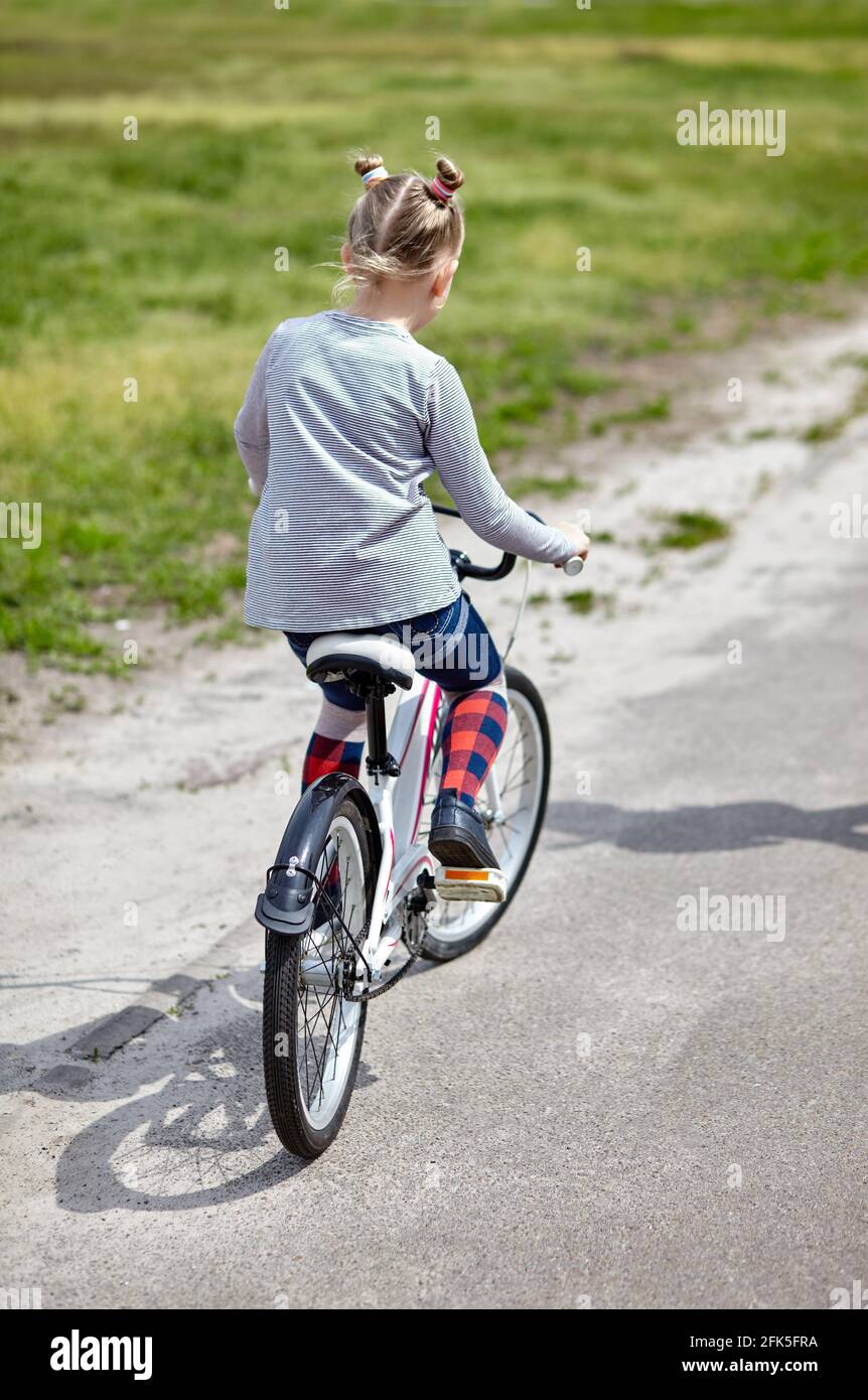 Kind 6 Jahre Kann Nicht Fahrrad Fahren Kleine kinder auf dem fahrrad -Fotos und -Bildmaterial in hoher