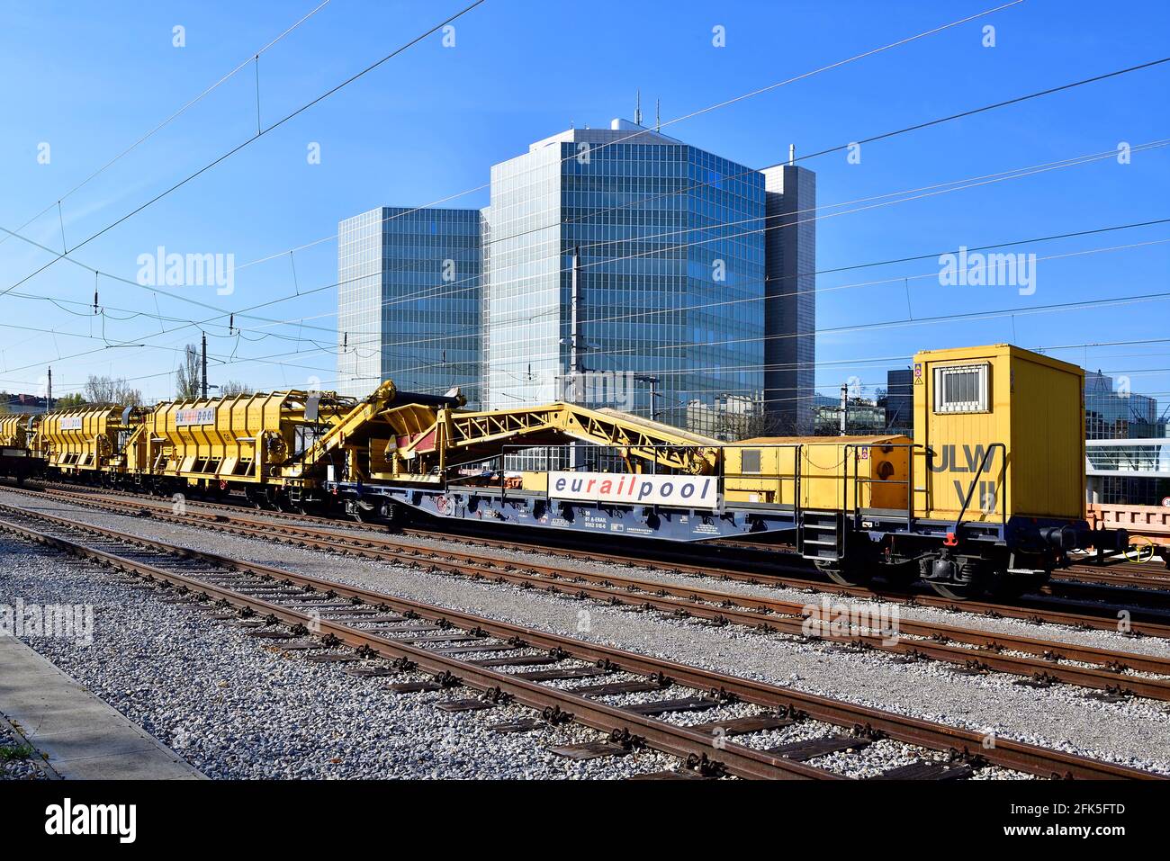Wien, Österreich. Unterirdische Sanierung von Eisenbahnlinien. Eurailpool ist ein deutsch-österreichisches Joint Venture. Im Hintergrund das PVA-Gebäude Stockfoto