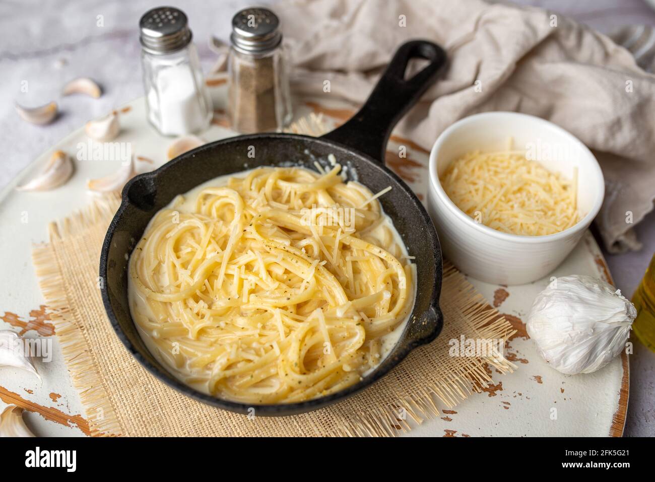 Alfredo Pasta Dinner mit cremiger weißer Sauce mit Kräutern gewürzt. Pasta im italienischen Restaurant namens Alfredo. Käse Alfredo Pasta. Stockfoto