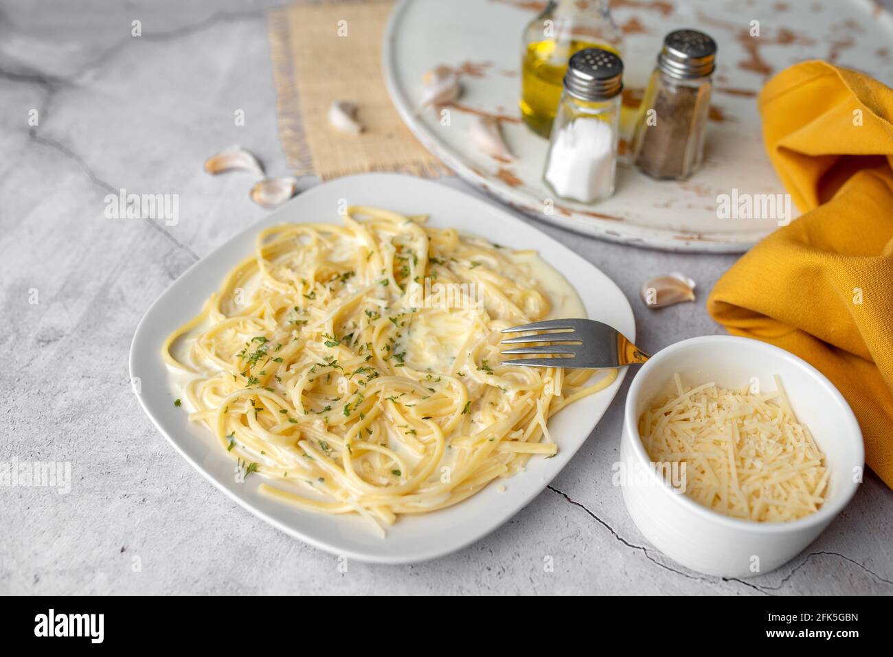 Alfredo Pasta Dinner mit cremiger weißer Sauce mit Kräutern gewürzt. Pasta im italienischen Restaurant namens Alfredo. Käse Alfredo Pasta. Stockfoto