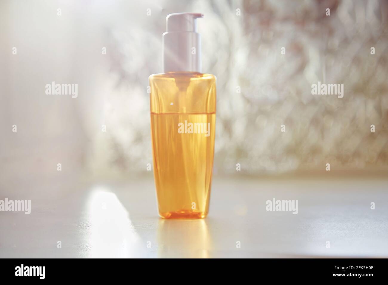 Kosmetikflasche in trendigen Schatten Nahaufnahme nachgestellt. Schönheitskonzept. Hochwertige Fotos Stockfoto