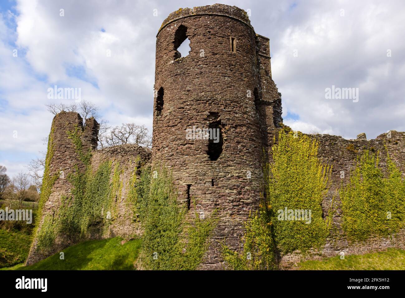 Mauern und Überreste einer mittelalterlichen Burg aus dem 12. Jahrhundert Wales (Grosmont Castle, Monmouthshire) Stockfoto