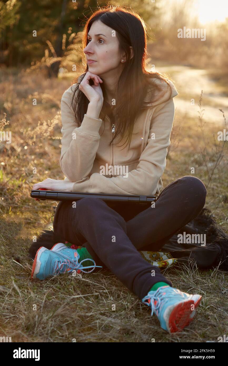 Junge Frau mit Notizbuch im Wald. Einsamkeit und negative Aspekte des freien Konzepts. Konzept des emotionalen Stresses. Hochwertige Fotos Stockfoto