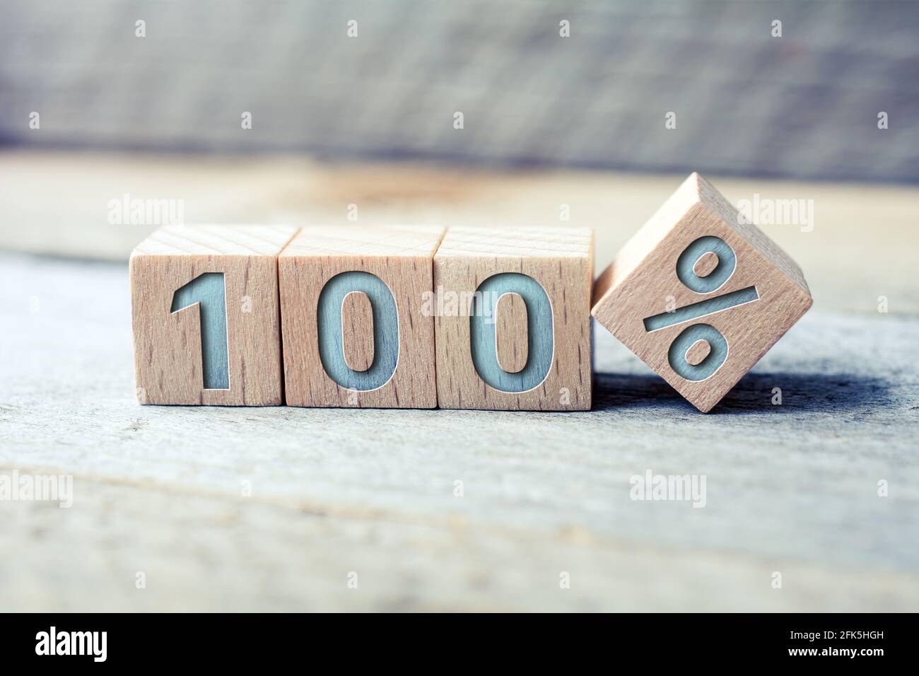 100 Prozent auf Holzblöcken auf EINEM Brett geschrieben Stockfoto