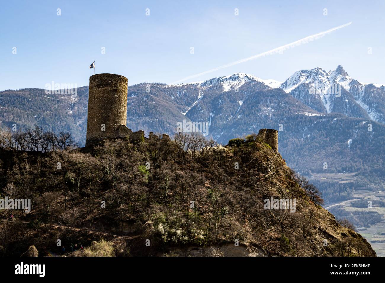 Saillon, Schweiz 28.03.2021 - Saillon Castle, Pierre Avoi, Farinet Wanderung Stockfoto