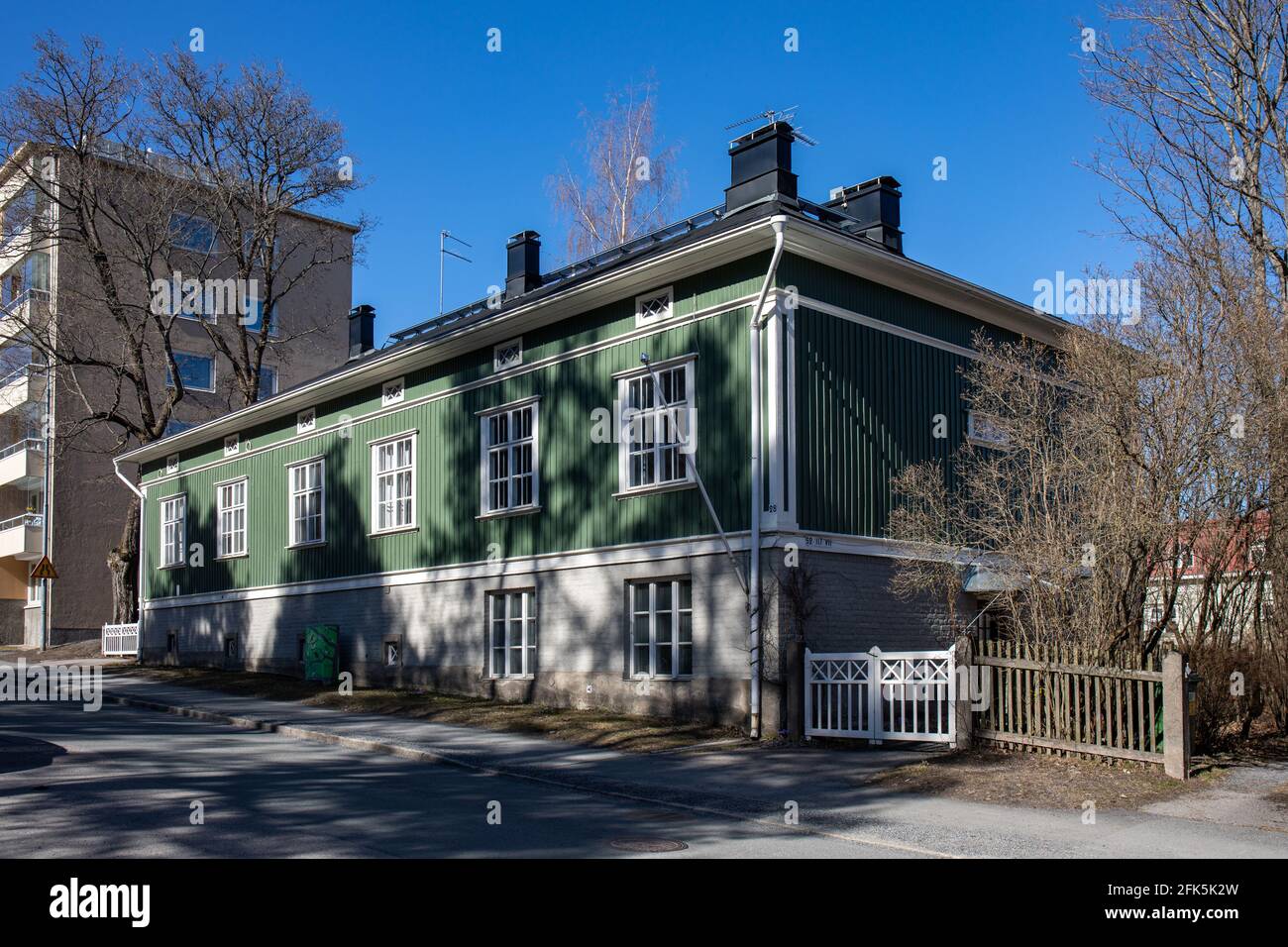 Traditionelles grünes Holzwohnhaus oder -Haus im Pyynikki-Viertel von Tampere, Finalnd Stockfoto
