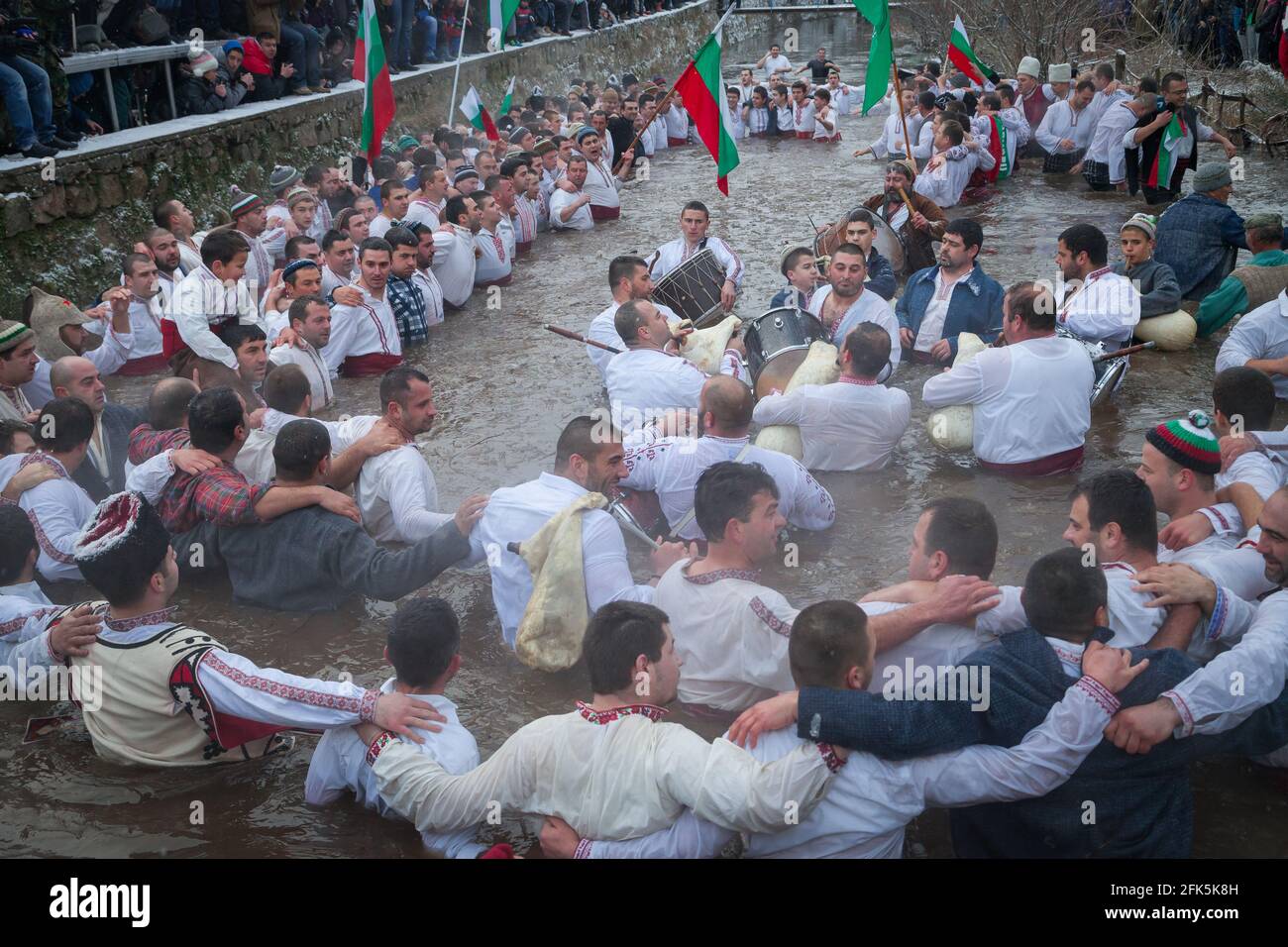 Epiphany Traditionen - Jordan Day. Am 6. Januar 2015, Kalofer, Bulgarien, tanzen Männer im eisigen Wasser des Tundzha-Flusses Stockfoto