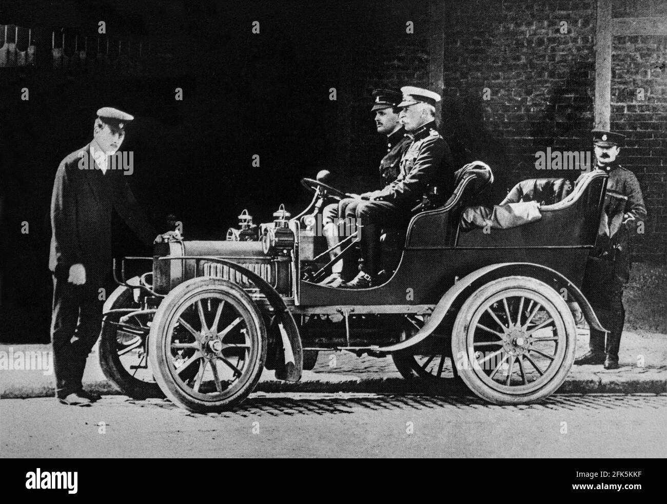 Ein Prototyp mit 10 H.P., 2 Zylindern, Rolls Royce, der 1904 für einen möglichen militärischen Einsatz getestet wurde, als Henry Royce Charles Rolls in Manchester vorgestellt wurde. Royce führte seit 1884 ein Elektro- und Mechanikgeschäft, während Rolls einer der ersten britischen Autohändler war, war es der 10 von Royce hergestellte Zweizylinder-Royce 1904, der die beiden Männer zusammenbrachte. Charles Rolls ist auf dem Vintage-Foto am Steuer. Stockfoto