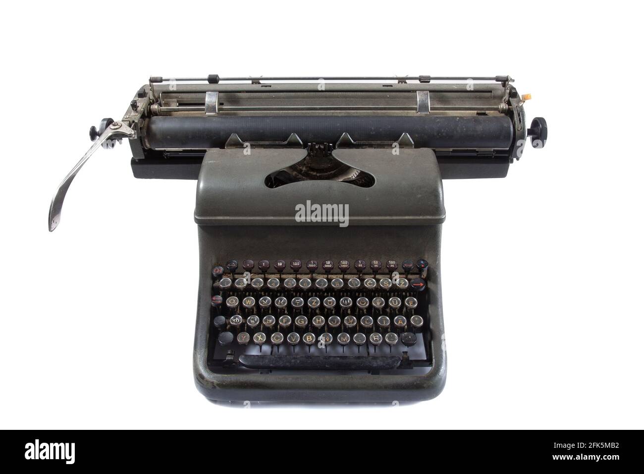 Alte Schreibmaschine auf weiß Stockfoto