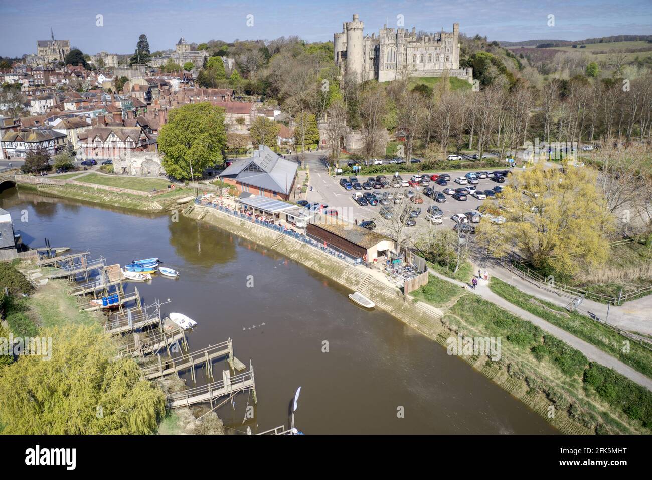 Arundel Stadt und Fluss Luftaufnahme mit Arundel Schloss in Sicht in diesem beliebten Touristenziel in West Sussex. Stockfoto