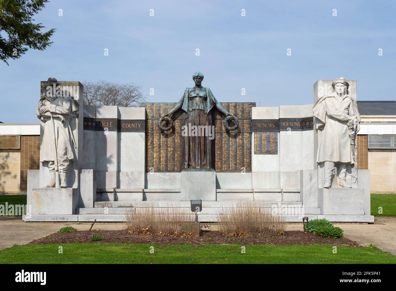 Oregon, Illinois / USA - 27. April 2021: Die Soldiers' Monument Skulptur von Lorado Taft an einem schönen Frühlingsmorgen. Stockfoto