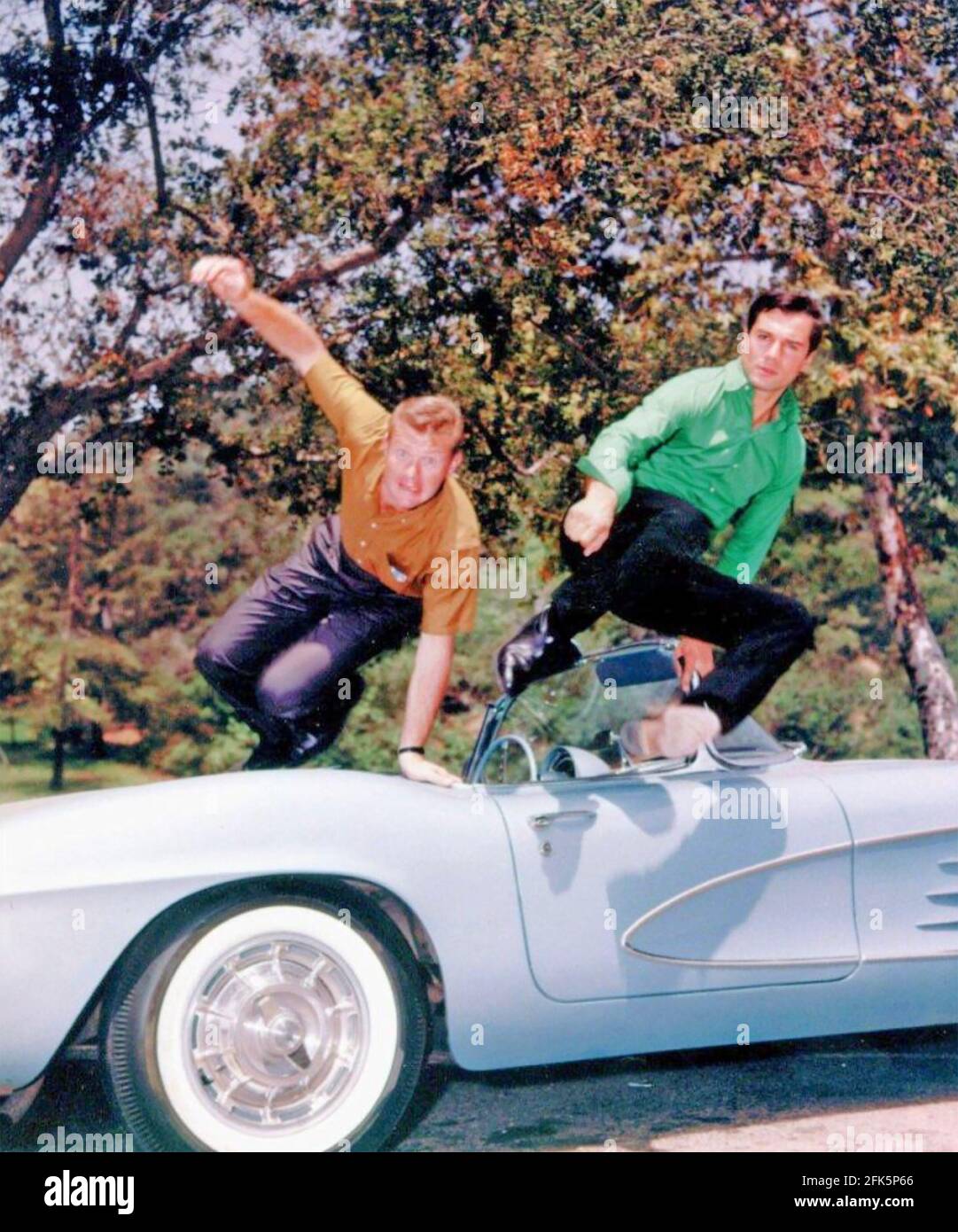 ROUTE 66 mit George Maharis auf der rechten Seite als Buzz Murdock Und Martin Milner als Tod Stiles mit ihrer Chevrolet Corvette Stockfoto