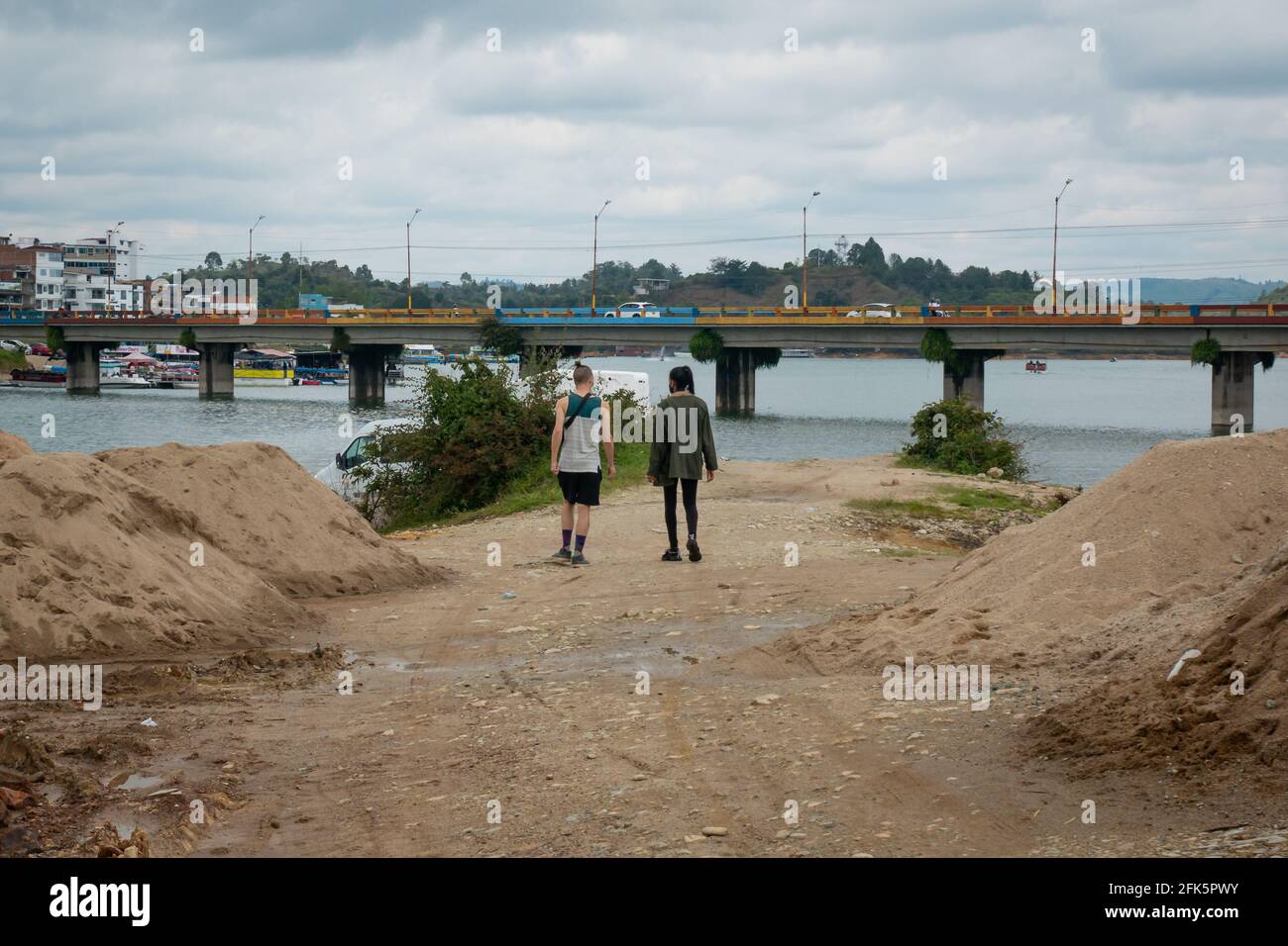 Guatapé, Antioquia, Kolumbien - April 4 2021: Touristischer Spaziergang auf dem Land vor der Brücke in der Nähe eines Sees Stockfoto