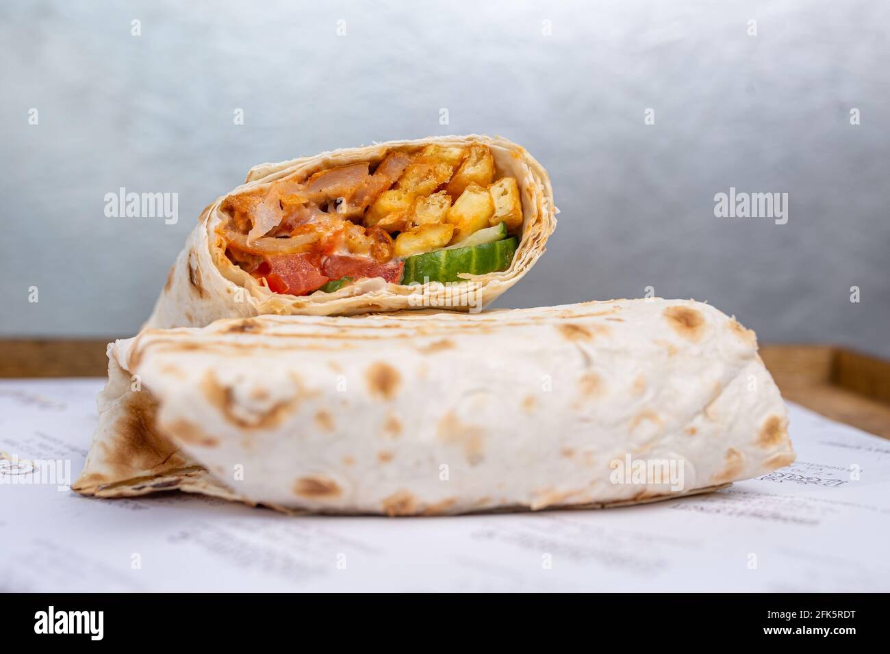 Döner in Pita-Brot mit Huhn und Gemüse in einem Schnitt. Stockfoto