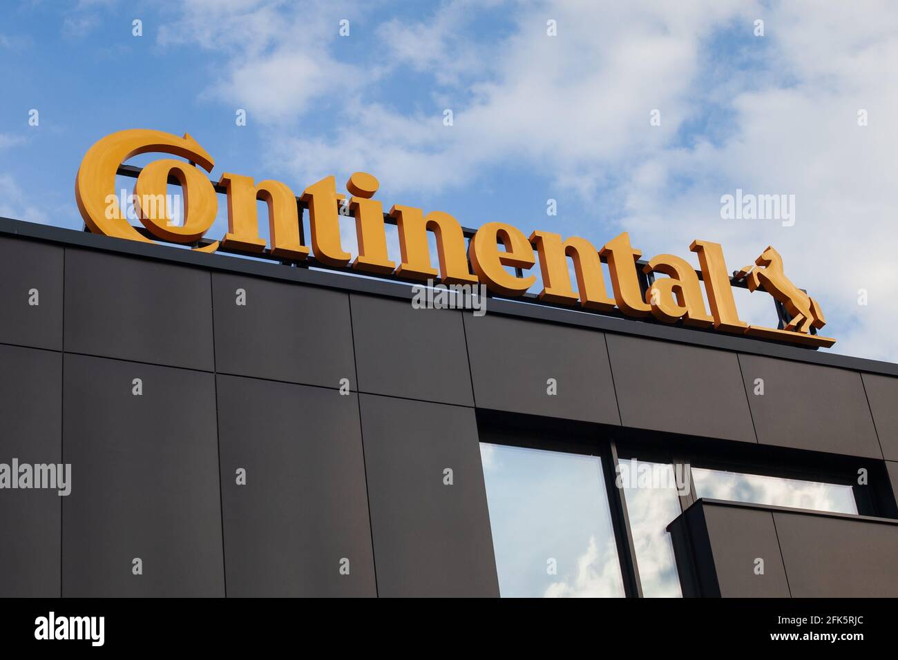 Polen, Posen - 27. April 2021: Continental Company Lettering - Firmenlogo. Stockfoto