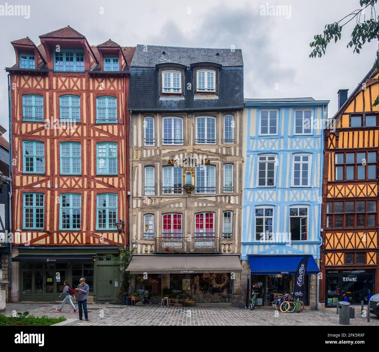 Rouen, Frankreich, Oktober 2020, Blick auf die Rue Martainville eine gepflasterte Straße in der Fußgängerzone mit mittelalterlichen Fachwerkhäusern Stockfoto
