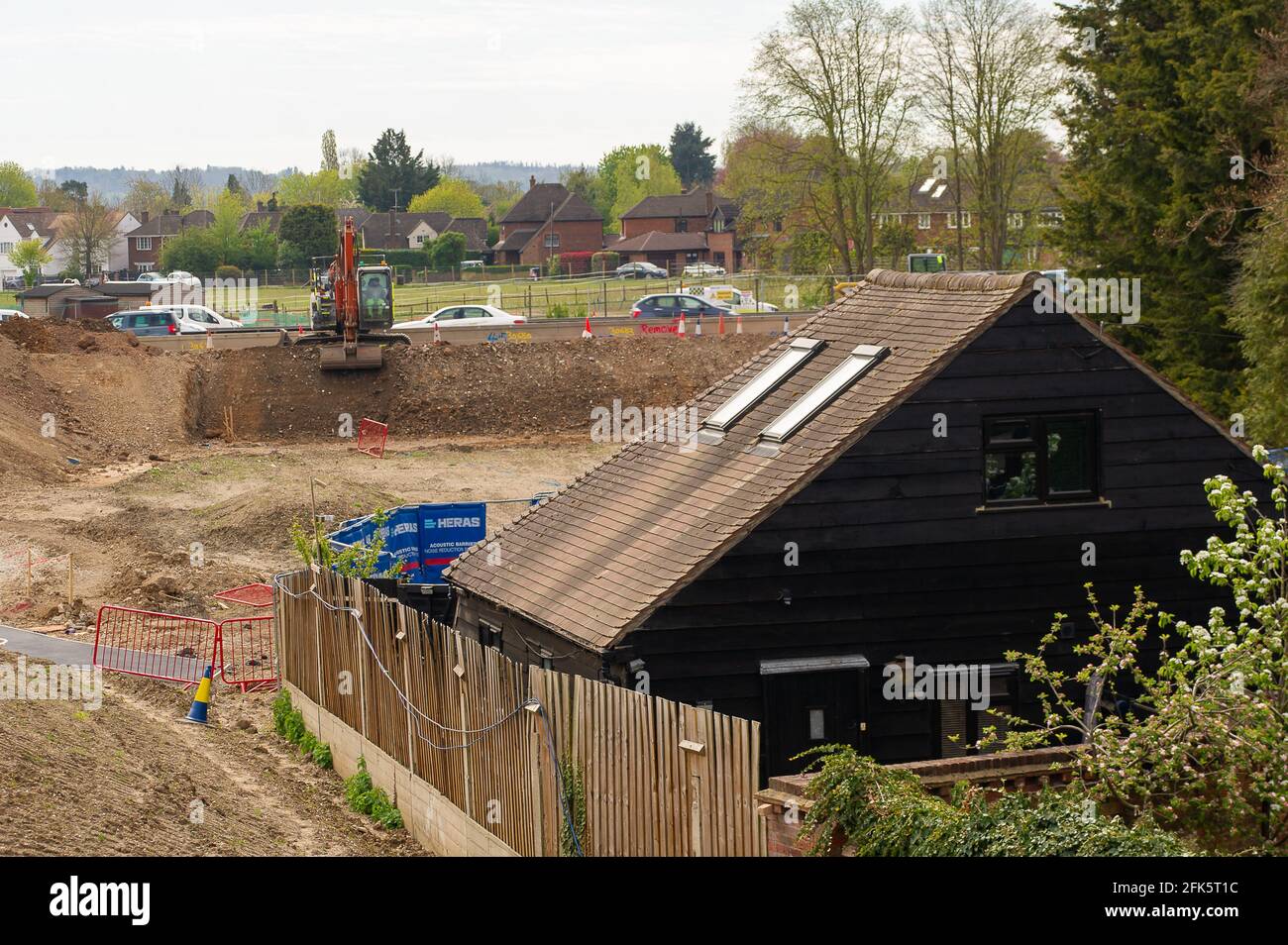 Dorney Reach, Buckinghamshire, Großbritannien. April 2021. Ein Haus in Dorney Reach wird von den M4-Werken überschwemmt. Die M4 wird zu einer Smart Motorway mit All-Lane-Running (ALR) ausgebaut. Verkehrsminister Grant Shapps hat angekündigt, dass keine weiteren ALR-Autobahnen geöffnet werden dürfen, ohne dass Radartechnologie eingesetzt wird, um gestoppte Fahrzeuge zu lokalisieren. In den letzten 5 Jahren hat es in Großbritannien 38 Tote auf intelligenten Autobahnen gegeben. Quelle: Maureen McLean/Alamy Stockfoto