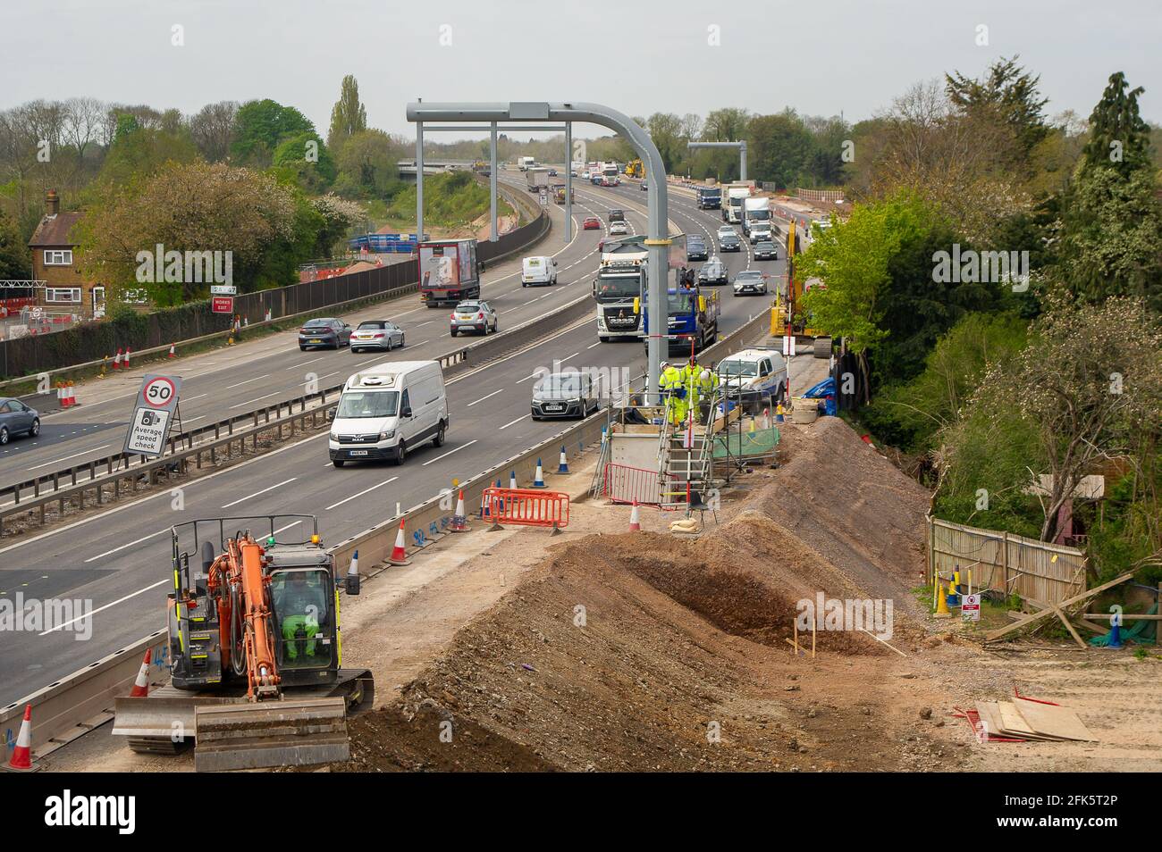 Dorney Reach, Buckinghamshire, Großbritannien. April 2021. Eine neue Gantry wird über der M4 in Dorney Reach gebaut. Die M4 wird zu einer Smart Motorway mit All-Lane-Running (ALR) ausgebaut. Verkehrsminister Grant Shapps hat angekündigt, dass keine weiteren ALR-Autobahnen geöffnet werden dürfen, ohne dass Radartechnologie eingesetzt wird, um gestoppte Fahrzeuge zu lokalisieren. In den letzten 5 Jahren hat es in Großbritannien 38 Tote auf intelligenten Autobahnen gegeben. Quelle: Maureen McLean/Alamy Stockfoto