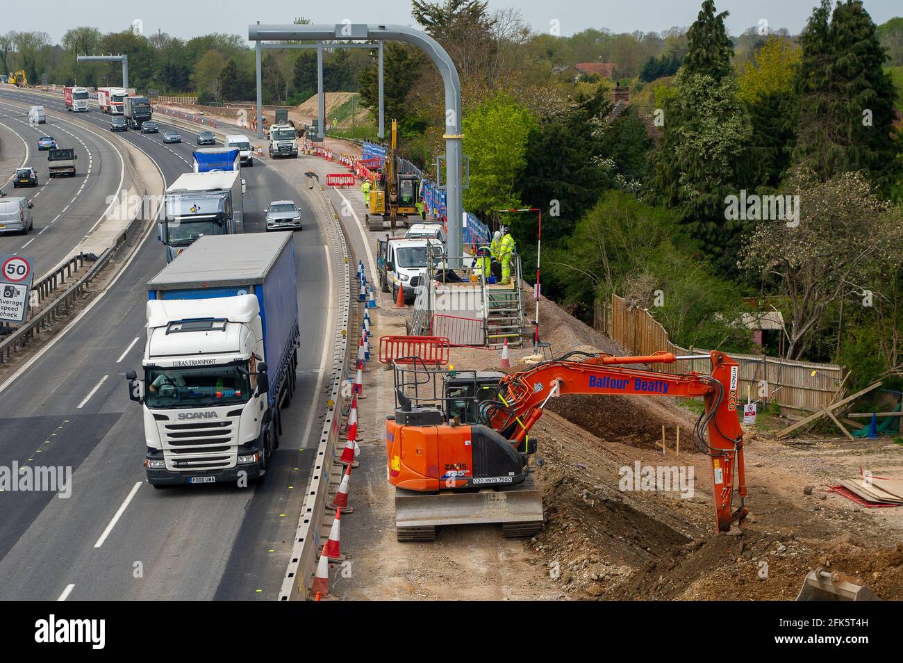 Dorney Reach, Buckinghamshire, Großbritannien. April 2021. Eine neue Gantry wird über der M4 in Dorney Reach gebaut. Die M4 wird zu einer Smart Motorway mit All-Lane-Running (ALR) ausgebaut. Verkehrsminister Grant Shapps hat angekündigt, dass keine weiteren ALR-Autobahnen geöffnet werden dürfen, ohne dass Radartechnologie eingesetzt wird, um gestoppte Fahrzeuge zu lokalisieren. In den letzten 5 Jahren hat es in Großbritannien 38 Tote auf intelligenten Autobahnen gegeben. Quelle: Maureen McLean/Alamy Stockfoto