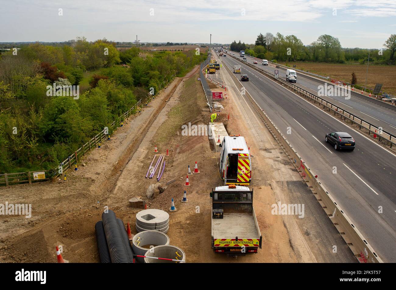 Dorney Reach, Buckinghamshire, Großbritannien. April 2021. Die M4 wird zu einer Smart Motorway mit All-Lane-Running (ALR) ausgebaut. Verkehrsminister Grant Shapps hat angekündigt, dass keine weiteren ALR-Autobahnen geöffnet werden dürfen, ohne dass Radartechnologie eingesetzt wird, um gestoppte Fahrzeuge zu lokalisieren. In den letzten 5 Jahren hat es in Großbritannien 38 Tote auf intelligenten Autobahnen gegeben. Quelle: Maureen McLean/Alamy Stockfoto