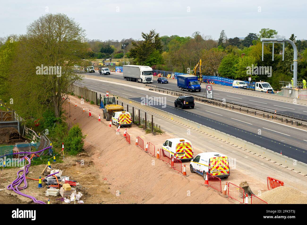 Dorney Reach, Buckinghamshire, Großbritannien. April 2021. Die M4 wird zu einer Smart Motorway mit All-Lane-Running (ALR) ausgebaut. Verkehrsminister Grant Shapps hat angekündigt, dass keine weiteren ALR-Autobahnen geöffnet werden dürfen, ohne dass Radartechnologie eingesetzt wird, um gestoppte Fahrzeuge zu lokalisieren. In den letzten 5 Jahren hat es in Großbritannien 38 Tote auf intelligenten Autobahnen gegeben. Quelle: Maureen McLean/Alamy Stockfoto