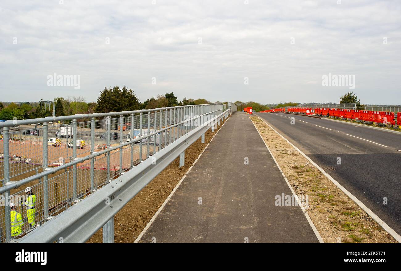 Dorney Reach, Buckinghamshire, Großbritannien. April 2021. An der neuen Autobahnbrücke in Dorney Reach werden Metallgeländer gebaut, die die Einheimischen sehr unpassend zu der Gegend fühlen und die Dorney Reach ruiniert haben. Die M4 wird zu einer Smart Motorway mit All-Lane-Running (ALR) ausgebaut. Verkehrsminister Grant Shapps hat angekündigt, dass keine weiteren ALR-Autobahnen geöffnet werden dürfen, ohne dass Radartechnologie eingesetzt wird, um gestoppte Fahrzeuge zu lokalisieren. In den letzten 5 Jahren hat es in Großbritannien 38 Tote auf intelligenten Autobahnen gegeben. Quelle: Maureen McLean/Alamy Stockfoto