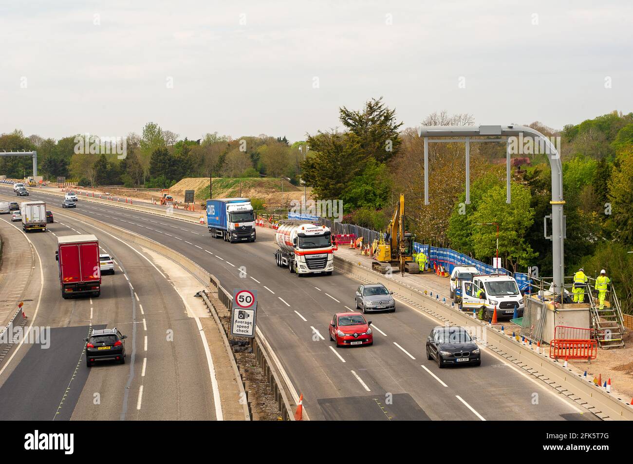 Dorney Reach, Buckinghamshire, Großbritannien. April 2021. Die M4 wird zu einer Smart Motorway mit All-Lane-Running (ALR) ausgebaut. Verkehrsminister Grant Shapps hat angekündigt, dass keine weiteren ALR-Autobahnen geöffnet werden dürfen, ohne dass Radartechnologie eingesetzt wird, um gestoppte Fahrzeuge zu lokalisieren. In den letzten 5 Jahren hat es in Großbritannien 38 Tote auf intelligenten Autobahnen gegeben. Quelle: Maureen McLean/Alamy Stockfoto