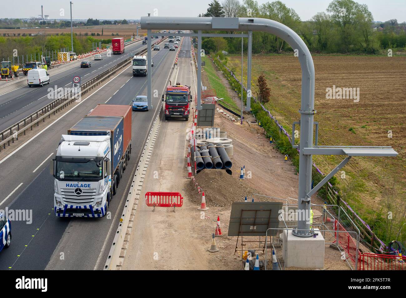 Dorney Reach, Buckinghamshire, Großbritannien. April 2021. Die M4 wird zu einer Smart Motorway mit All-Lane-Running (ALR) ausgebaut. Verkehrsminister Grant Shapps hat angekündigt, dass keine weiteren ALR-Autobahnen geöffnet werden dürfen, ohne dass Radartechnologie eingesetzt wird, um gestoppte Fahrzeuge zu lokalisieren. In den letzten 5 Jahren hat es in Großbritannien 38 Tote auf intelligenten Autobahnen gegeben. Quelle: Maureen McLean/Alamy Stockfoto
