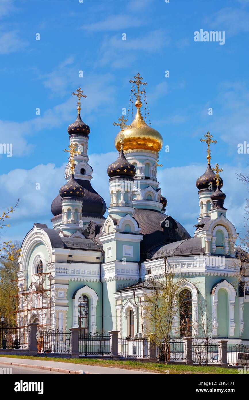 Christlicher Tempel im Bau vor dem Hintergrund des frühlingsblauen Himmels. Stockfoto