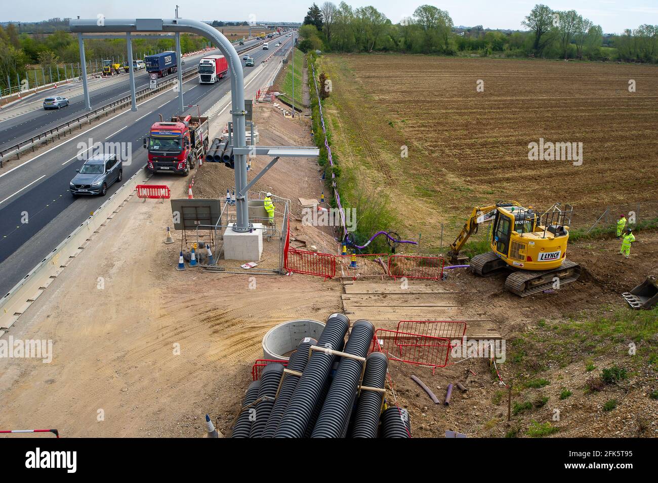 Dorney Reach, Buckinghamshire, Großbritannien. April 2021. Die M4 wird zu einer Smart Motorway mit All-Lane-Running (ALR) ausgebaut. Verkehrsminister Grant Shapps hat angekündigt, dass keine weiteren ALR-Autobahnen geöffnet werden dürfen, ohne dass Radartechnologie eingesetzt wird, um gestoppte Fahrzeuge zu lokalisieren. In den letzten 5 Jahren hat es in Großbritannien 38 Tote auf intelligenten Autobahnen gegeben. Quelle: Maureen McLean/Alamy Stockfoto