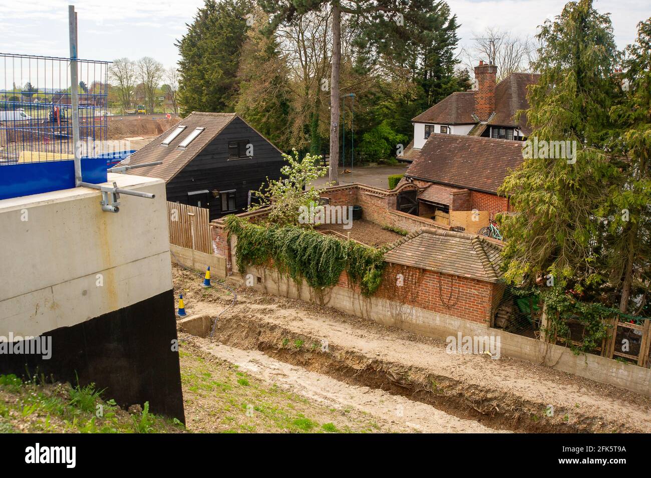 Dorney Reach, Buckinghamshire, Großbritannien. April 2021. Ein Haus in Dorney Reach wird von den M4-Werken überschwemmt. Die M4 wird zu einer Smart Motorway mit All-Lane-Running (ALR) ausgebaut. Verkehrsminister Grant Shapps hat angekündigt, dass keine weiteren ALR-Autobahnen geöffnet werden dürfen, ohne dass Radartechnologie eingesetzt wird, um gestoppte Fahrzeuge zu lokalisieren. In den letzten 5 Jahren hat es in Großbritannien 38 Tote auf intelligenten Autobahnen gegeben. Quelle: Maureen McLean/Alamy Stockfoto