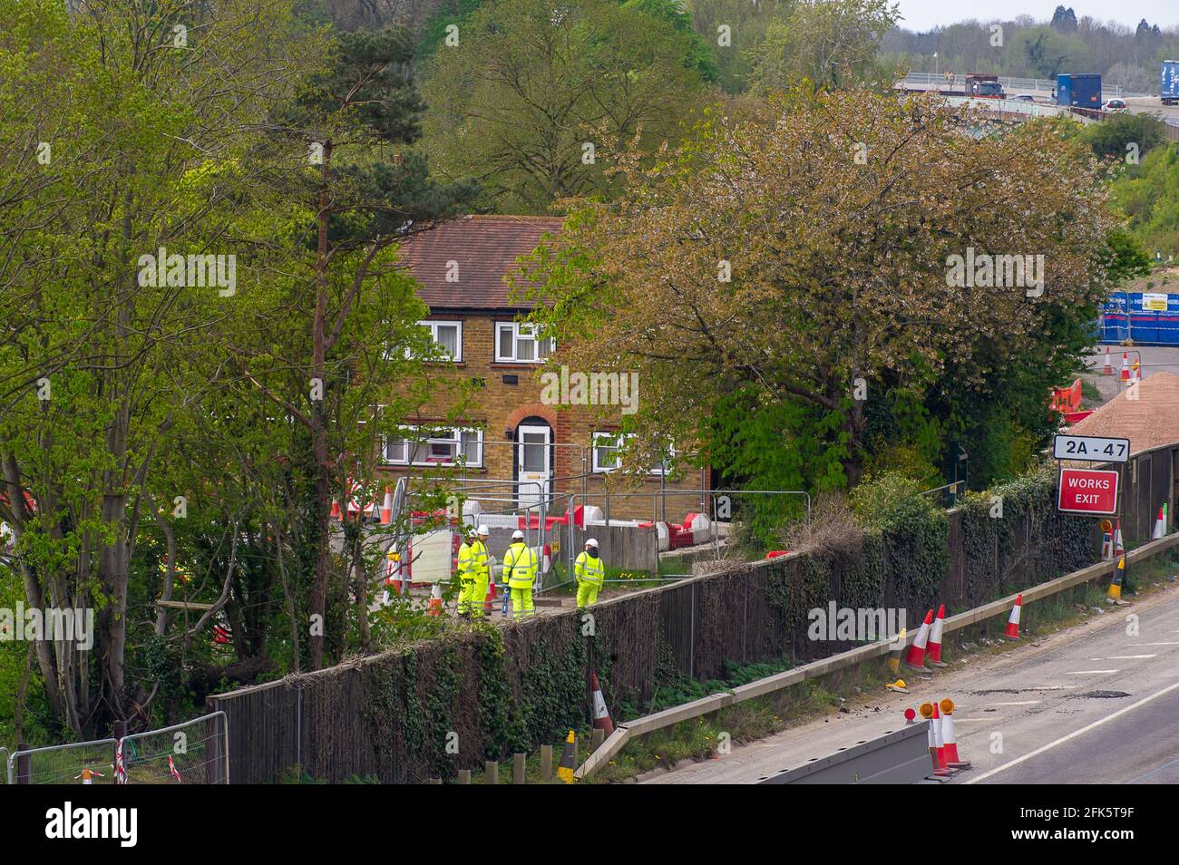 Dorney Reach, Buckinghamshire, Großbritannien. April 2021. Ein Haus neben der M4 ist nun leer und eingezäunt. Die M4 wird zu einer Smart Motorway mit All-Lane-Running (ALR) ausgebaut. Verkehrsminister Grant Shapps hat angekündigt, dass keine weiteren ALR-Autobahnen geöffnet werden dürfen, ohne dass Radartechnologie eingesetzt wird, um gestoppte Fahrzeuge zu lokalisieren. In den letzten 5 Jahren hat es in Großbritannien 38 Tote auf intelligenten Autobahnen gegeben. Quelle: Maureen McLean/Alamy Stockfoto