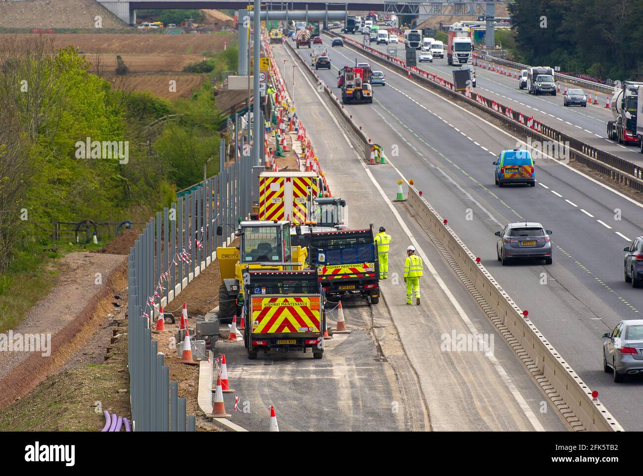 Dorney Reach, Buckinghamshire, Großbritannien. April 2021. Ein neues Notschutzgebiet wird auf der M4 in der Nähe von Dorney Reach errichtet. Die M4 wird zu einer Smart Motorway mit All-Lane-Running (ALR) ausgebaut. Verkehrsminister Grant Shapps hat angekündigt, dass keine weiteren ALR-Autobahnen geöffnet werden dürfen, ohne dass Radartechnologie eingesetzt wird, um gestoppte Fahrzeuge zu lokalisieren. In den letzten 5 Jahren hat es in Großbritannien 38 Tote auf intelligenten Autobahnen gegeben. Quelle: Maureen McLean/Alamy Stockfoto