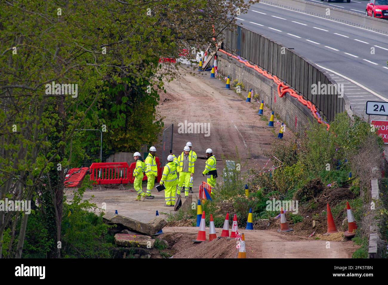 Dorney Reach, Buckinghamshire, Großbritannien. April 2021. Bauarbeiter neben der M4. Die M4 wird zu einer Smart Motorway mit All-Lane-Running (ALR) ausgebaut. Verkehrsminister Grant Shapps hat angekündigt, dass keine weiteren ALR-Autobahnen geöffnet werden dürfen, ohne dass Radartechnologie eingesetzt wird, um gestoppte Fahrzeuge zu lokalisieren. In den letzten 5 Jahren hat es in Großbritannien 38 Tote auf intelligenten Autobahnen gegeben. Quelle: Maureen McLean/Alamy Stockfoto