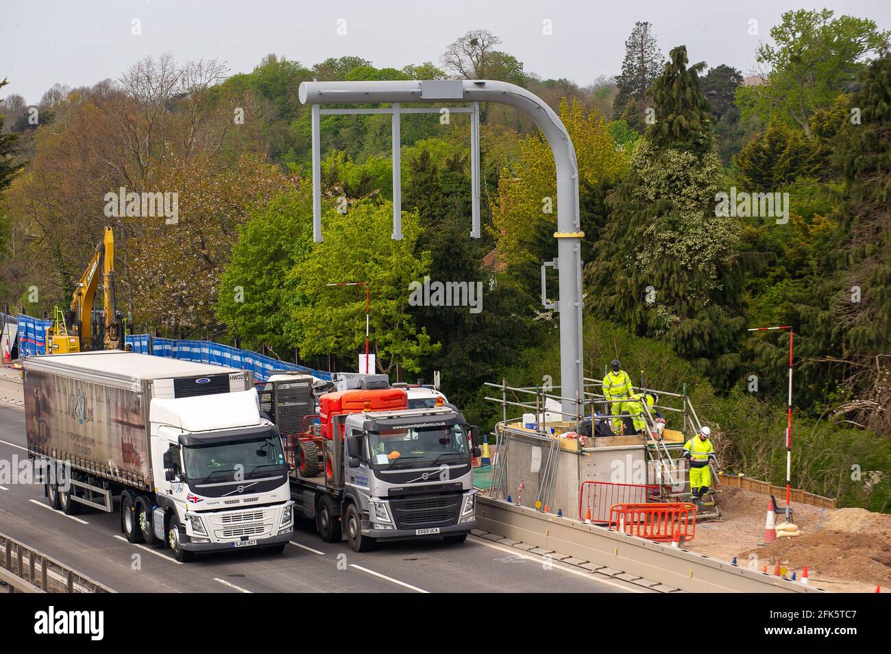 Dorney Reach, Buckinghamshire, Großbritannien. April 2021. LKW fahren unter einer neuen Gantry, die über dem M4 gebaut wird. Die M4 wird zu einer Smart Motorway mit All-Lane-Running (ALR) ausgebaut. Verkehrsminister Grant Shapps hat angekündigt, dass keine weiteren ALR-Autobahnen geöffnet werden dürfen, ohne dass Radartechnologie eingesetzt wird, um gestoppte Fahrzeuge zu lokalisieren. In den letzten 5 Jahren hat es in Großbritannien 38 Tote auf intelligenten Autobahnen gegeben. Quelle: Maureen McLean/Alamy Stockfoto