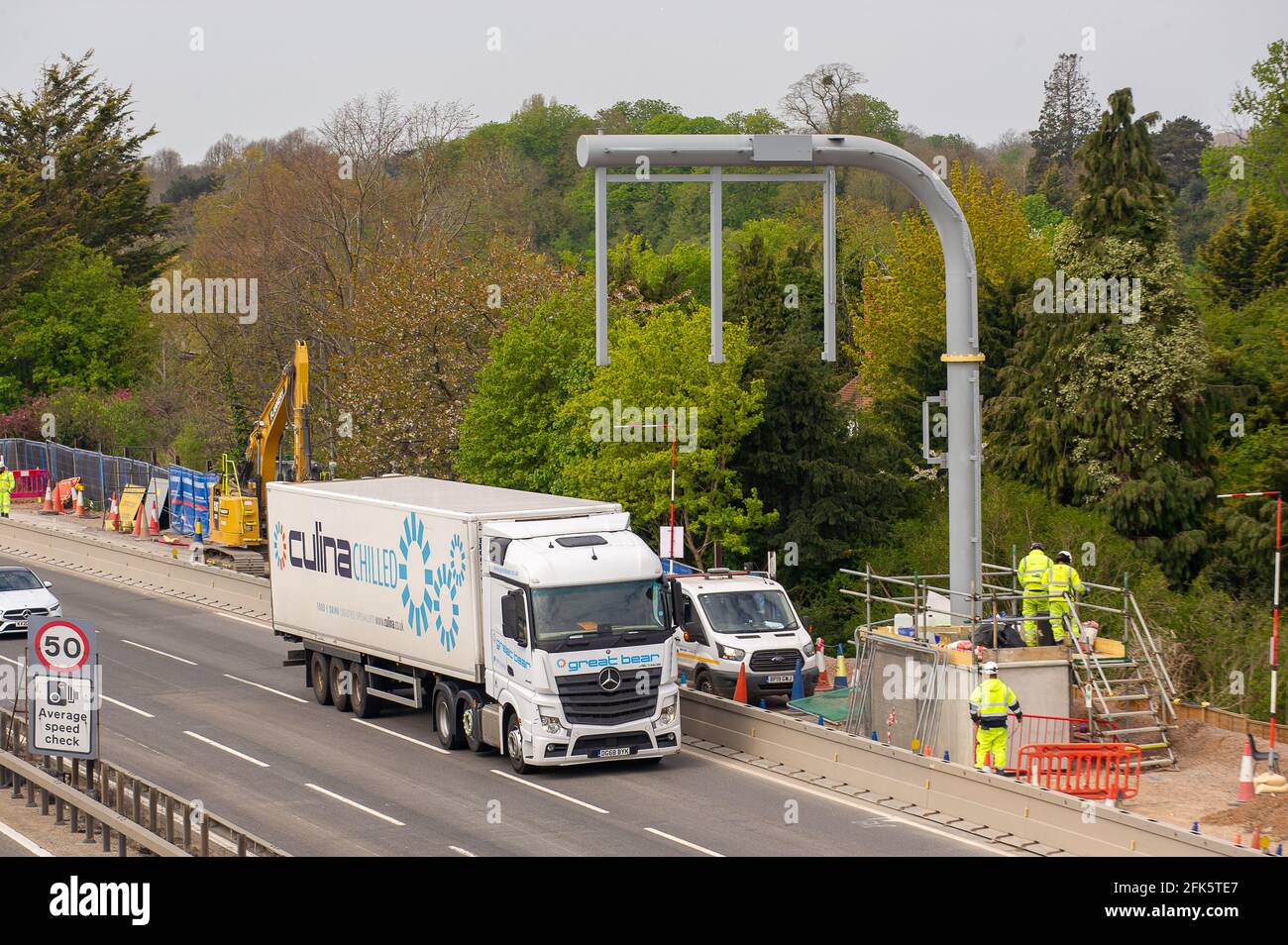 Dorney Reach, Buckinghamshire, Großbritannien. April 2021. LKW fahren unter einer neuen Gantry, die über dem M4 gebaut wird. Die M4 wird zu einer Smart Motorway mit All-Lane-Running (ALR) ausgebaut. Verkehrsminister Grant Shapps hat angekündigt, dass keine weiteren ALR-Autobahnen geöffnet werden dürfen, ohne dass Radartechnologie eingesetzt wird, um gestoppte Fahrzeuge zu lokalisieren. In den letzten 5 Jahren hat es in Großbritannien 38 Tote auf intelligenten Autobahnen gegeben. Quelle: Maureen McLean/Alamy Stockfoto