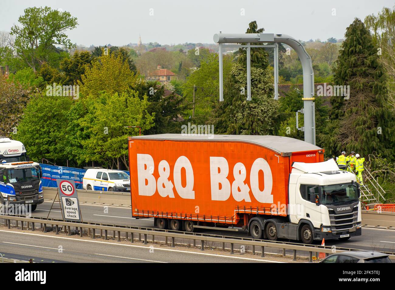 Dorney Reach, Buckinghamshire, Großbritannien. April 2021. Ein LKW von B&Q passiert unter einer neuen Gantry, die über dem M4 gebaut wird. Die M4 wird zu einer Smart Motorway mit All-Lane-Running (ALR) ausgebaut. Verkehrsminister Grant Shapps hat angekündigt, dass keine weiteren ALR-Autobahnen geöffnet werden dürfen, ohne dass Radartechnologie eingesetzt wird, um gestoppte Fahrzeuge zu lokalisieren. In den letzten 5 Jahren hat es in Großbritannien 38 Tote auf intelligenten Autobahnen gegeben. Quelle: Maureen McLean/Alamy Stockfoto