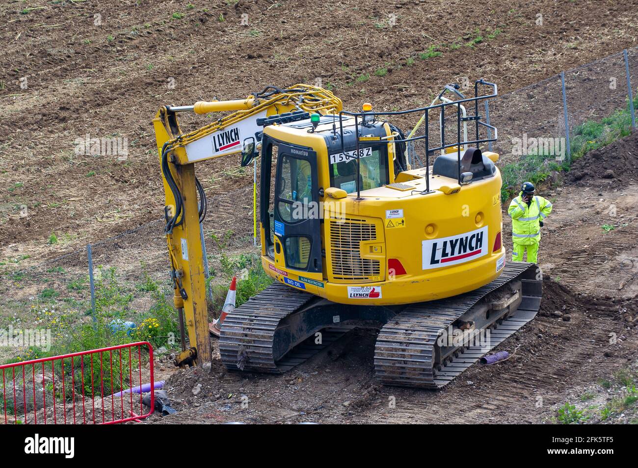 Dorney Reach, Buckinghamshire, Großbritannien. April 2021. Ein Lynch Bagger, der neben dem M4 arbeitet. Die M4 wird zu einer Smart Motorway mit All-Lane-Running (ALR) ausgebaut. Verkehrsminister Grant Shapps hat angekündigt, dass keine weiteren ALR-Autobahnen geöffnet werden dürfen, ohne dass Radartechnologie eingesetzt wird, um gestoppte Fahrzeuge zu lokalisieren. In den letzten 5 Jahren hat es in Großbritannien 38 Tote auf intelligenten Autobahnen gegeben. Quelle: Maureen McLean/Alamy Stockfoto