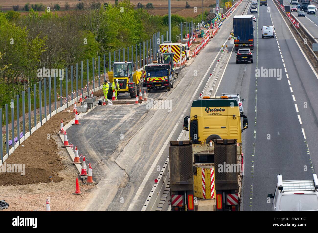 Dorney Reach, Buckinghamshire, Großbritannien. April 2021. Ein neues Notschutzgebiet wird auf der M4 in der Nähe von Dorney Reach errichtet. Die M4 wird zu einer Smart Motorway mit All-Lane-Running (ALR) ausgebaut. Verkehrsminister Grant Shapps hat angekündigt, dass keine weiteren ALR-Autobahnen geöffnet werden dürfen, ohne dass Radartechnologie eingesetzt wird, um gestoppte Fahrzeuge zu lokalisieren. In den letzten 5 Jahren hat es in Großbritannien 38 Tote auf intelligenten Autobahnen gegeben. Quelle: Maureen McLean/Alamy Stockfoto