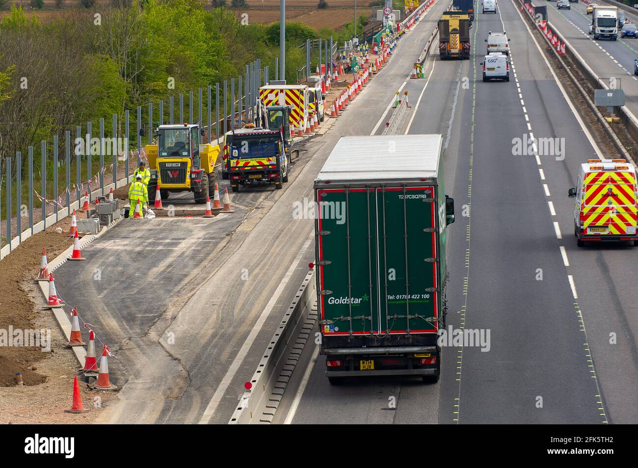 Dorney Reach, Buckinghamshire, Großbritannien. April 2021. Ein neues Notschutzgebiet wird auf der M4 in der Nähe von Dorney Reach errichtet. Die M4 wird zu einer Smart Motorway mit All-Lane-Running (ALR) ausgebaut. Verkehrsminister Grant Shapps hat angekündigt, dass keine weiteren ALR-Autobahnen geöffnet werden dürfen, ohne dass Radartechnologie eingesetzt wird, um gestoppte Fahrzeuge zu lokalisieren. In den letzten 5 Jahren hat es in Großbritannien 38 Tote auf intelligenten Autobahnen gegeben. Quelle: Maureen McLean/Alamy Stockfoto