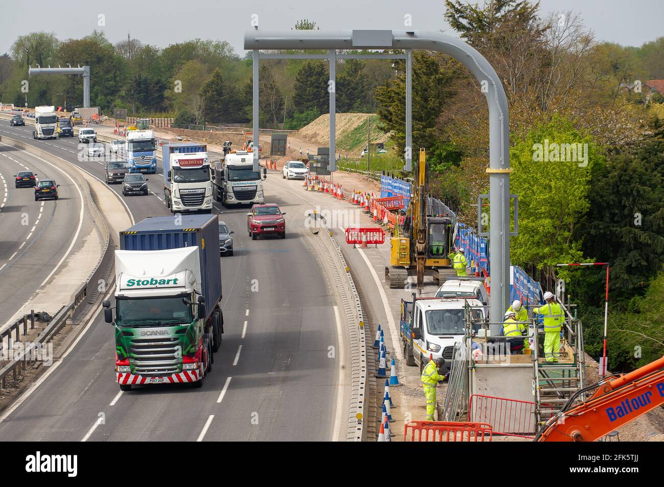 Dorney Reach, Buckinghamshire, Großbritannien. April 2021. Die M4 wird zu einer Smart Motorway mit All-Lane-Running (ALR) ausgebaut. Verkehrsminister Grant Shapps hat angekündigt, dass keine weiteren ALR-Autobahnen geöffnet werden dürfen, ohne dass Radartechnologie eingesetzt wird, um gestoppte Fahrzeuge zu lokalisieren. In den letzten 5 Jahren hat es in Großbritannien 38 Tote auf intelligenten Autobahnen gegeben. Quelle: Maureen McLean/Alamy Stockfoto