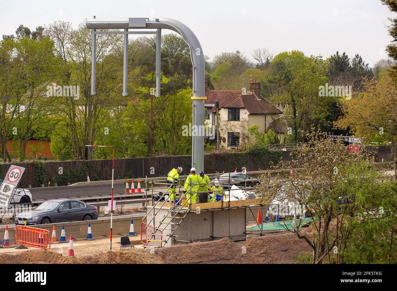Dorney Reach, Buckinghamshire, Großbritannien. April 2021. Die M4 wird zu einer Smart Motorway mit All-Lane-Running (ALR) ausgebaut. Verkehrsminister Grant Shapps hat angekündigt, dass keine weiteren ALR-Autobahnen geöffnet werden dürfen, ohne dass Radartechnologie eingesetzt wird, um gestoppte Fahrzeuge zu lokalisieren. In den letzten 5 Jahren hat es in Großbritannien 38 Tote auf intelligenten Autobahnen gegeben. Quelle: Maureen McLean/Alamy Stockfoto