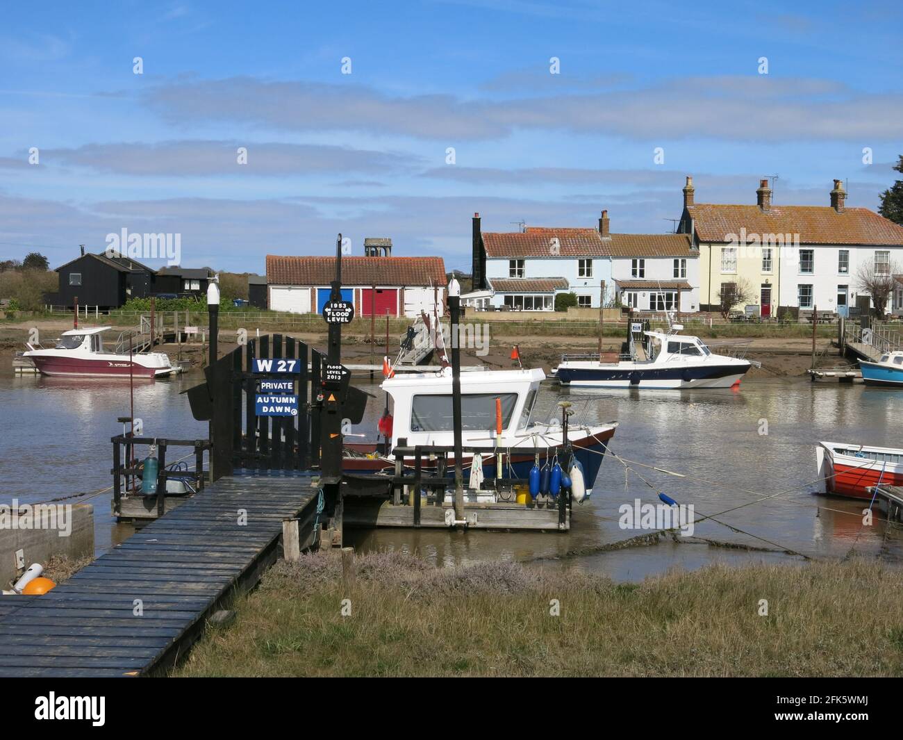 Steg und privater Liegeplatz in Walberswick für das Boot 'Autumn Dawn' mit Hochwasserindikatoren für den Fluss Blyth in den Jahren 1953 und 2013. Stockfoto