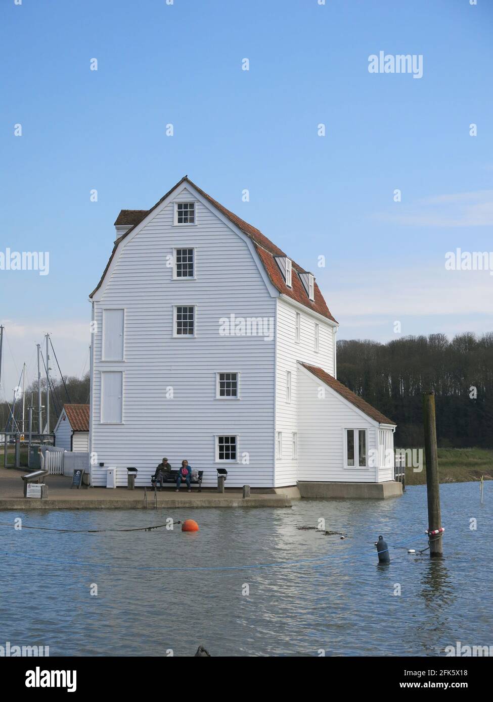Die Gebäude wurden als vollwertige Gezeitenmühle für die Herstellung von Vollkornmehl restauriert und sind mit einem traditionellen weißen Suffolk-Boarding, Woodbridge, verkleidet. Stockfoto