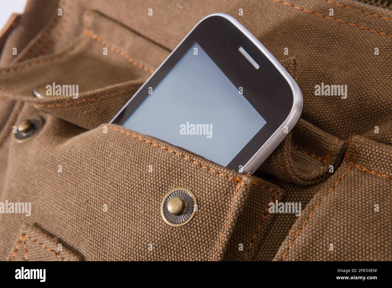 Smartphone in offener Tasche aus Stofftasche Stockfoto