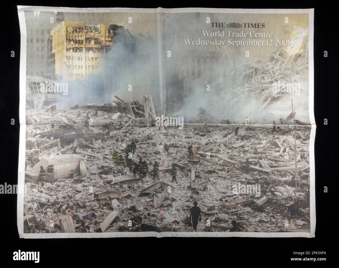 Doppelseitiges Bild des World Trade Center nach den Terroranschlägen auf die Vereinigten Staaten am 11. September 2001 in The Times (Großbritannien). Stockfoto