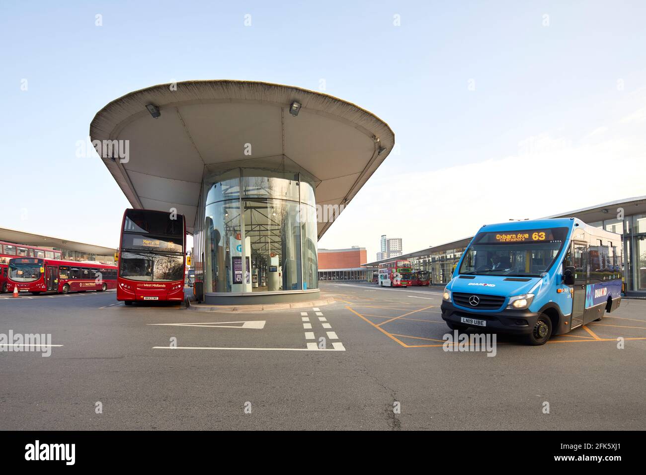 Busbahnhof Wolverhampton, Stadt, in den West Midlands, öffentlicher Verkehrsknotenpunkt, der von Transport for West Midlands (TfWM) verwaltet wird. Stockfoto