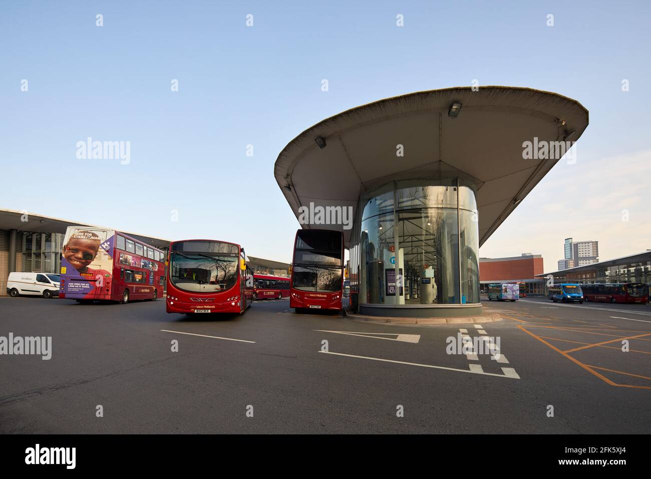 Busbahnhof Wolverhampton, Stadt, in den West Midlands, öffentlicher Verkehrsknotenpunkt, der von Transport for West Midlands (TfWM) verwaltet wird. Stockfoto